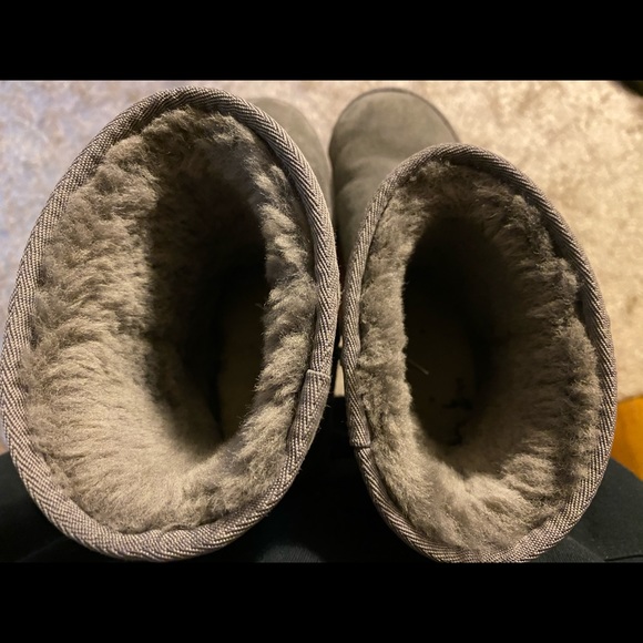 UGGS - Picture 4 of 4